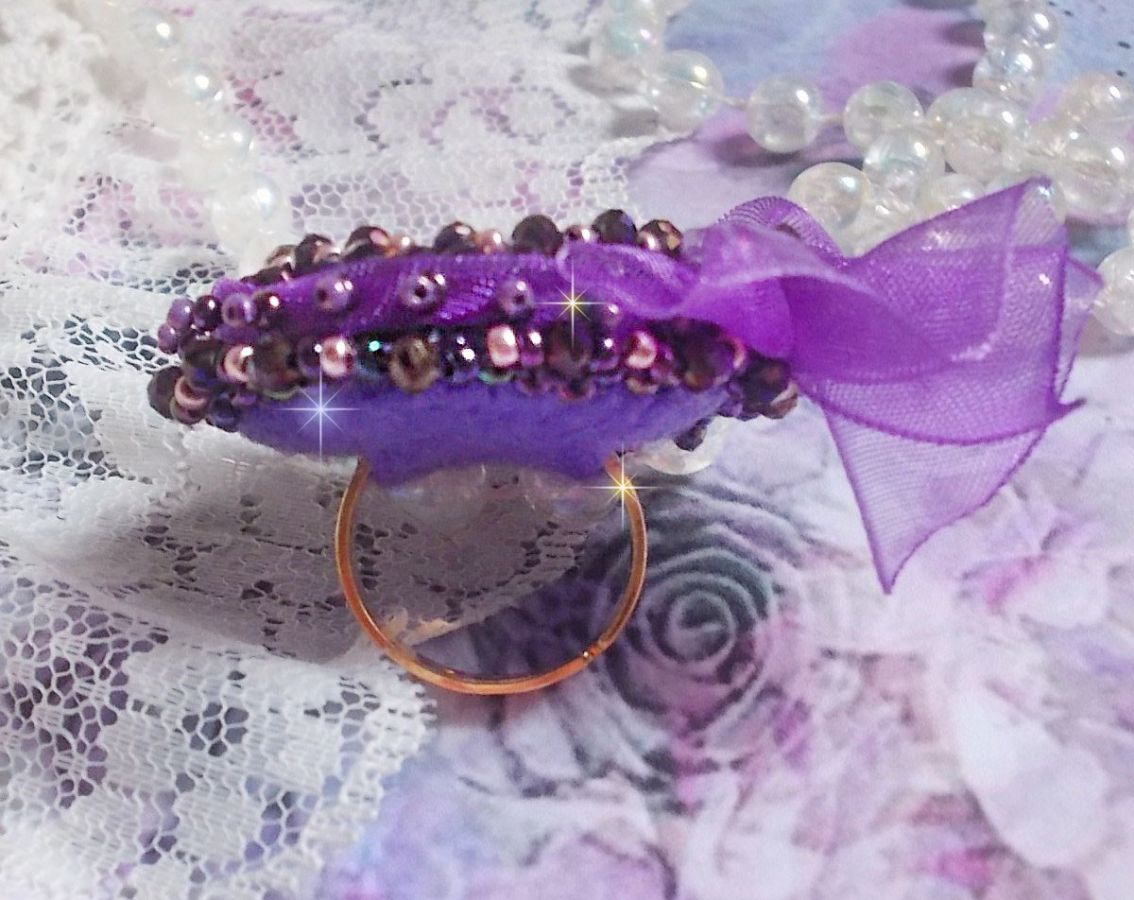 Romantisk Lady Ring brodert på et rosa linstoff med rosa, iris, lilla og fersken frøperler 