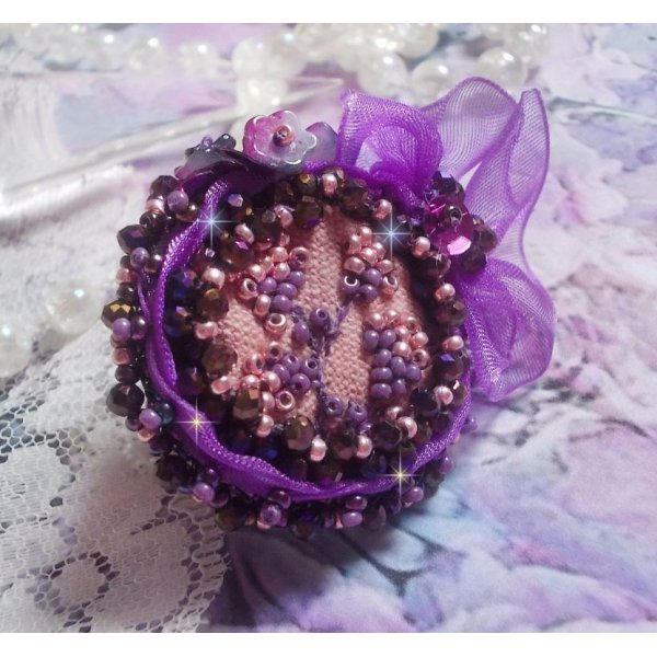 Romantisk Lady Ring brodert p&aring; et rosa linstoff med rosa, iris, lilla og fersken fr&oslash;perler 