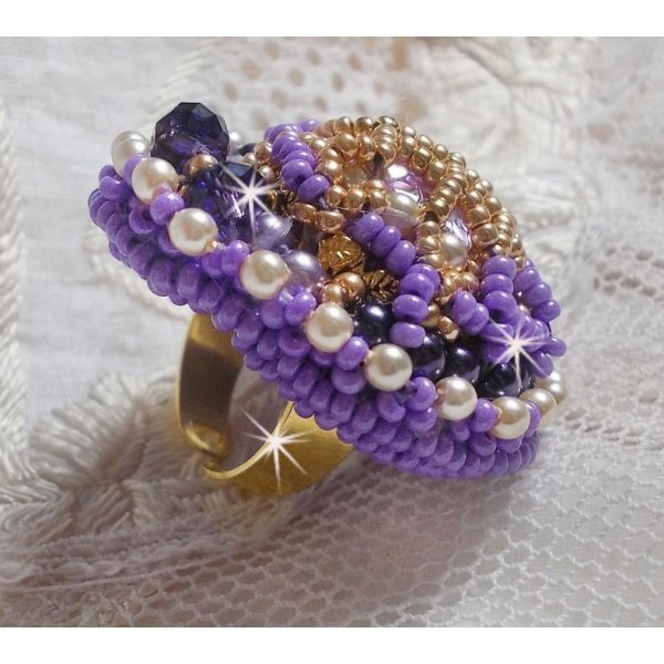 Laureline ring brodert med flate runde perler og en Swarovski krystall cabochon