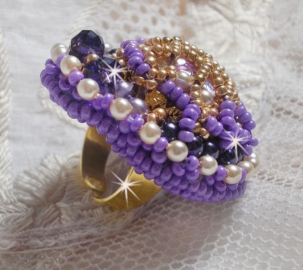 Laureline ring brodert med flate runde perler og en Swarovski krystall cabochon