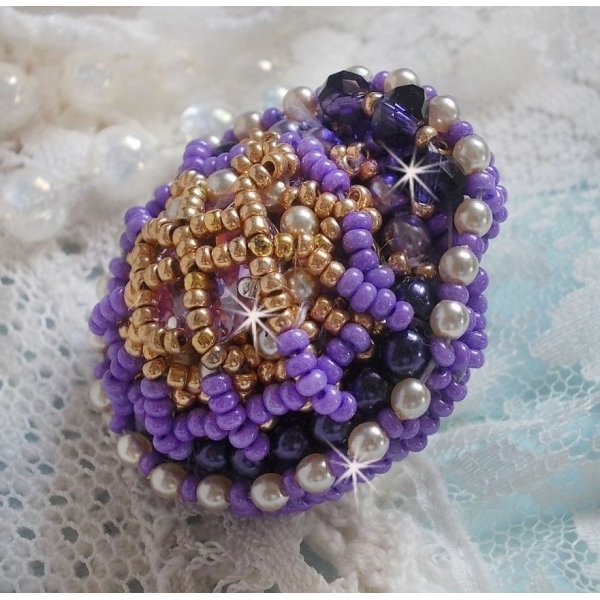 Laureline ring brodert med flate runde perler og en Swarovski krystall cabochon