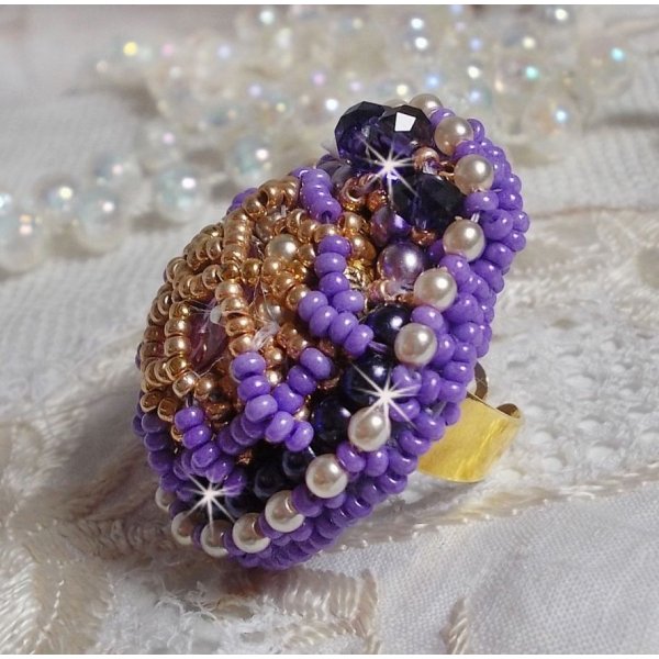 Laureline ring brodert med flate runde perler og en Swarovski krystall cabochon