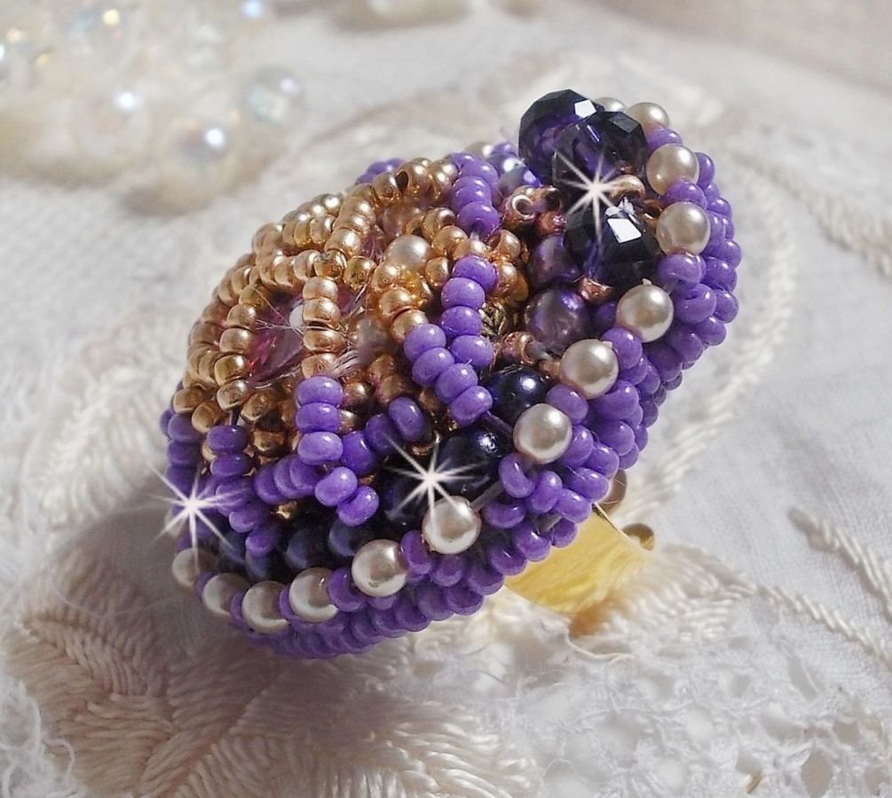 Laureline ring brodert med flate runde perler og en Swarovski krystall cabochon
