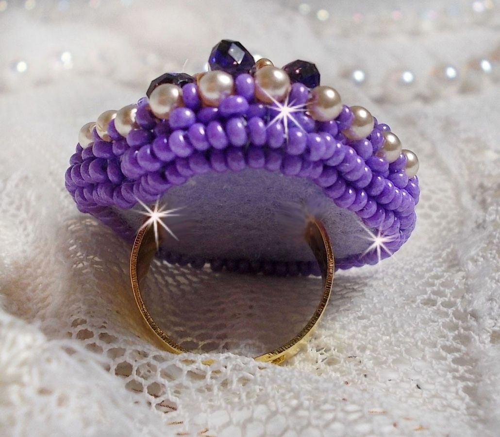 Laureline ring brodert med flate runde perler og en Swarovski krystall cabochon