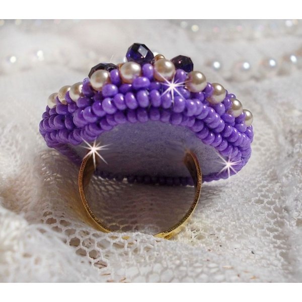 Laureline ring brodert med flate runde perler og en Swarovski krystall cabochon
