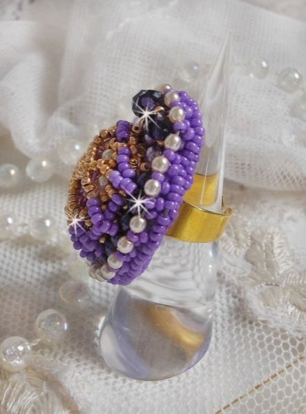 Laureline ring brodert med flate runde perler og en Swarovski krystall cabochon