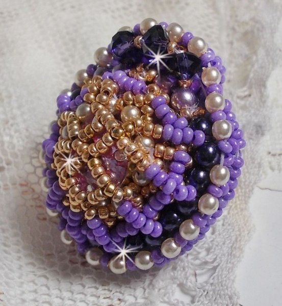 Laureline ring brodert med flate runde perler og en Swarovski krystall cabochon