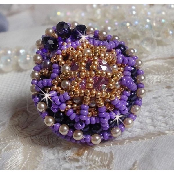 Laureline ring brodert med flate runde perler og en Swarovski krystall cabochon