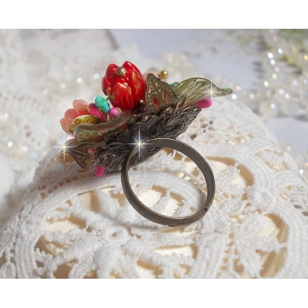 Bague Lisi&egrave;re de For&ecirc;t Fleurie, un bouquet tout en force avec ces fleurs en verre, c&eacute;ramique, &eacute;poxy, lucites et feuilles peintes &agrave; la main, cristaux, la nature est si belle !