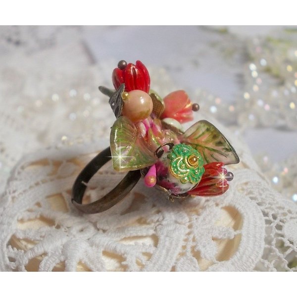 Bague Lisi&egrave;re de For&ecirc;t Fleurie, un bouquet tout en force avec ces fleurs en verre, c&eacute;ramique, &eacute;poxy, lucites et feuilles peintes &agrave; la main, cristaux, la nature est si belle !