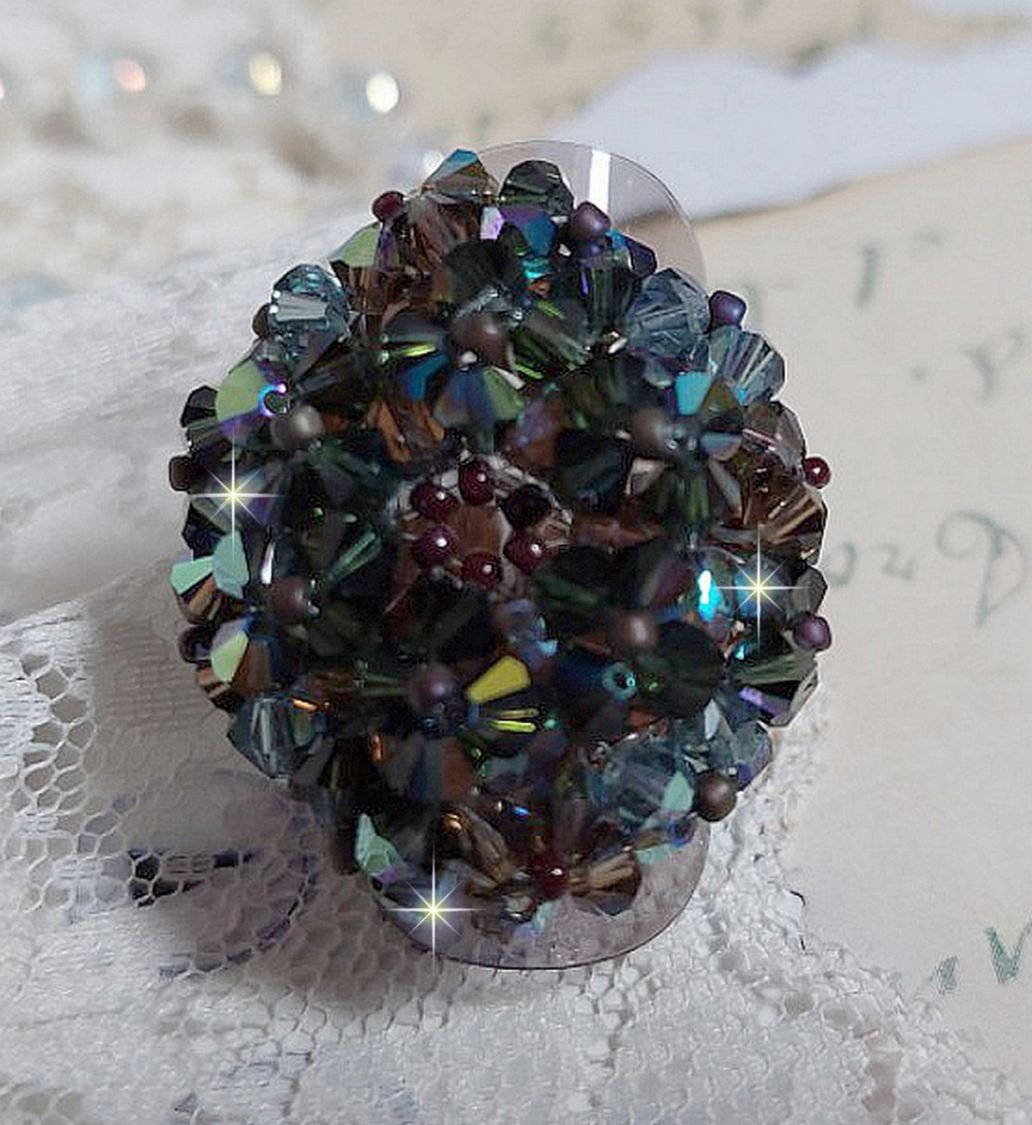 Lang brun Picasso-ring laget med fasettert og buntet Swarovski-krystall i brun, indisk safir og turmalin i AB-kvalitet med frøperler