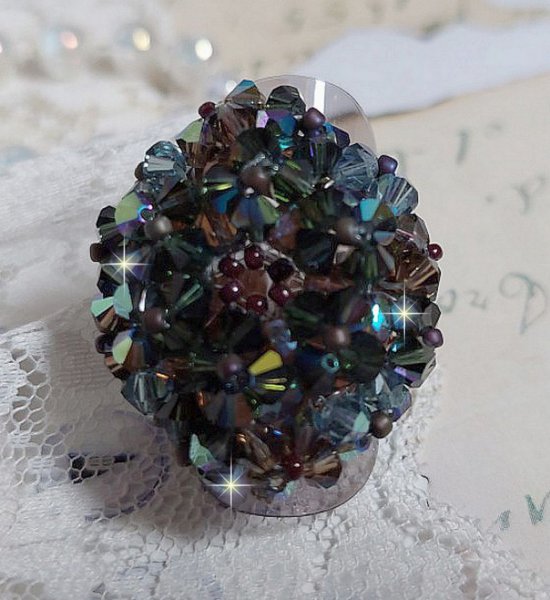 Lang brun Picasso-ring laget med fasettert og buntet Swarovski-krystall i brun, indisk safir og turmalin i AB-kvalitet med fr&oslash;perler