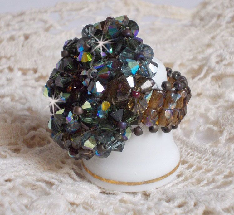 Lang brun Picasso-ring laget med fasettert og buntet Swarovski-krystall i brun, indisk safir og turmalin i AB-kvalitet med frøperler