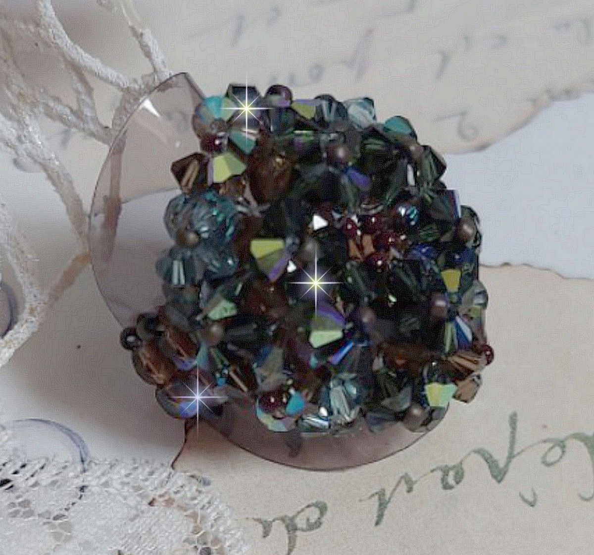 Lang brun Picasso-ring laget med fasettert og buntet Swarovski-krystall i brun, indisk safir og turmalin i AB-kvalitet med frøperler