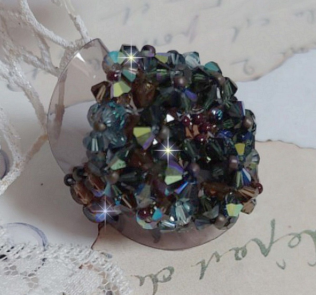 Lang brun Picasso-ring laget med fasettert og buntet Swarovski-krystall i brun, indisk safir og turmalin i AB-kvalitet med frøperler