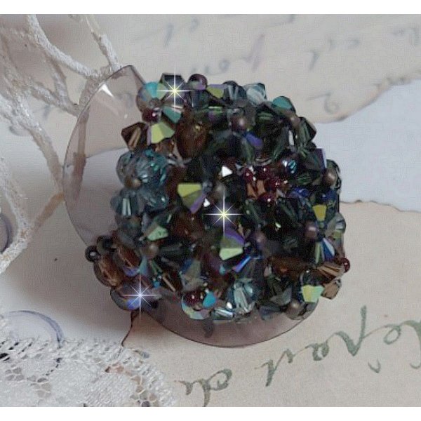 Lang brun Picasso-ring laget med fasettert og buntet Swarovski-krystall i brun, indisk safir og turmalin i AB-kvalitet med fr&oslash;perler