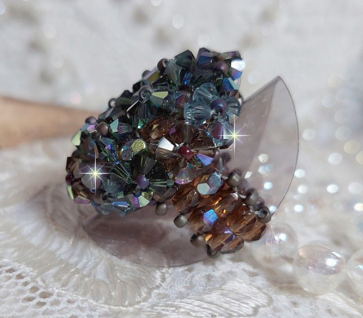 Lang brun Picasso-ring laget med fasettert og buntet Swarovski-krystall i brun, indisk safir og turmalin i AB-kvalitet med frøperler