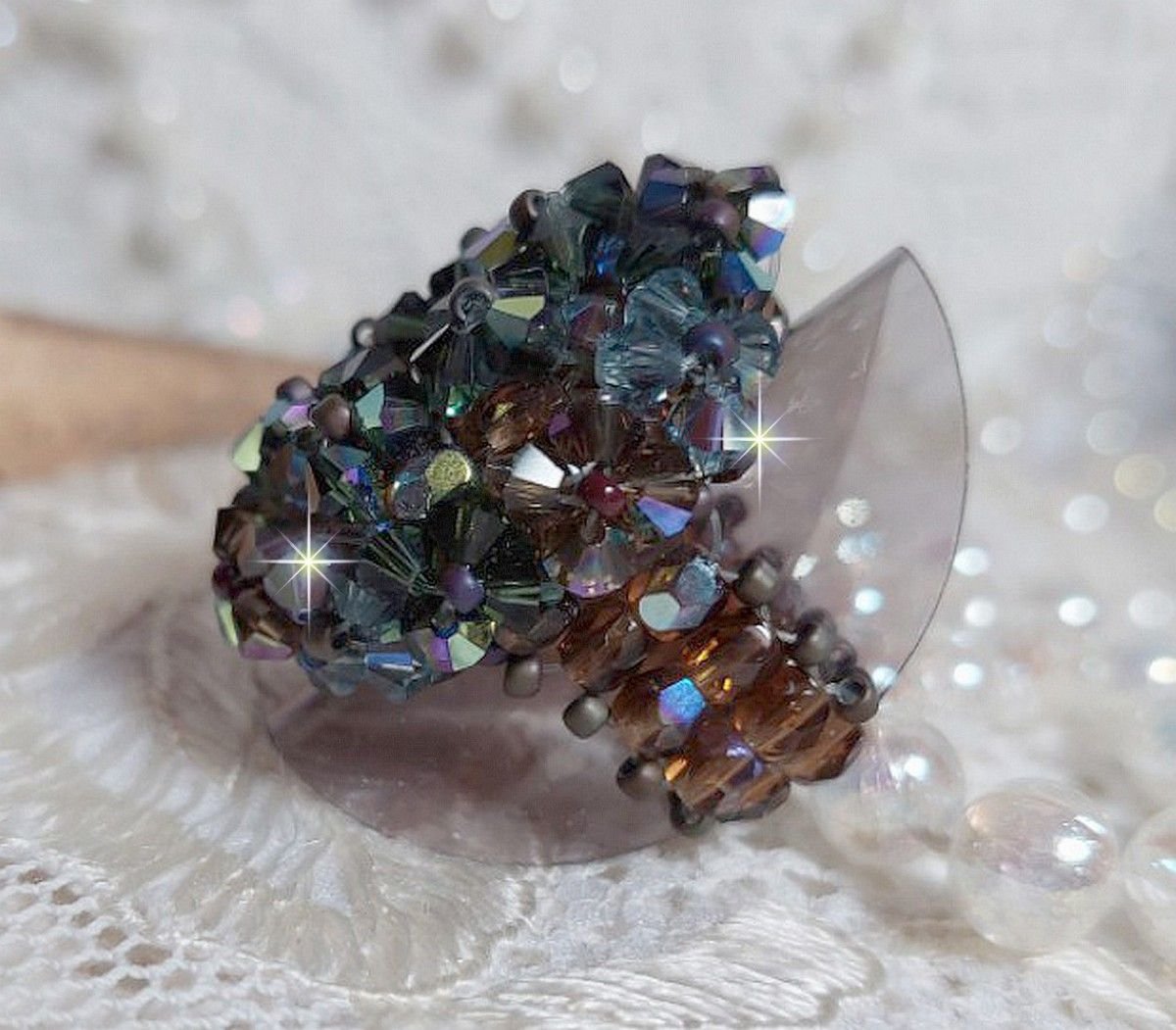 Lang brun Picasso-ring laget med fasettert og buntet Swarovski-krystall i brun, indisk safir og turmalin i AB-kvalitet med frøperler