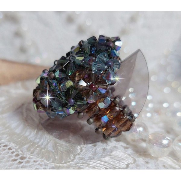 Lang brun Picasso-ring laget med fasettert og buntet Swarovski-krystall i brun, indisk safir og turmalin i AB-kvalitet med fr&oslash;perler