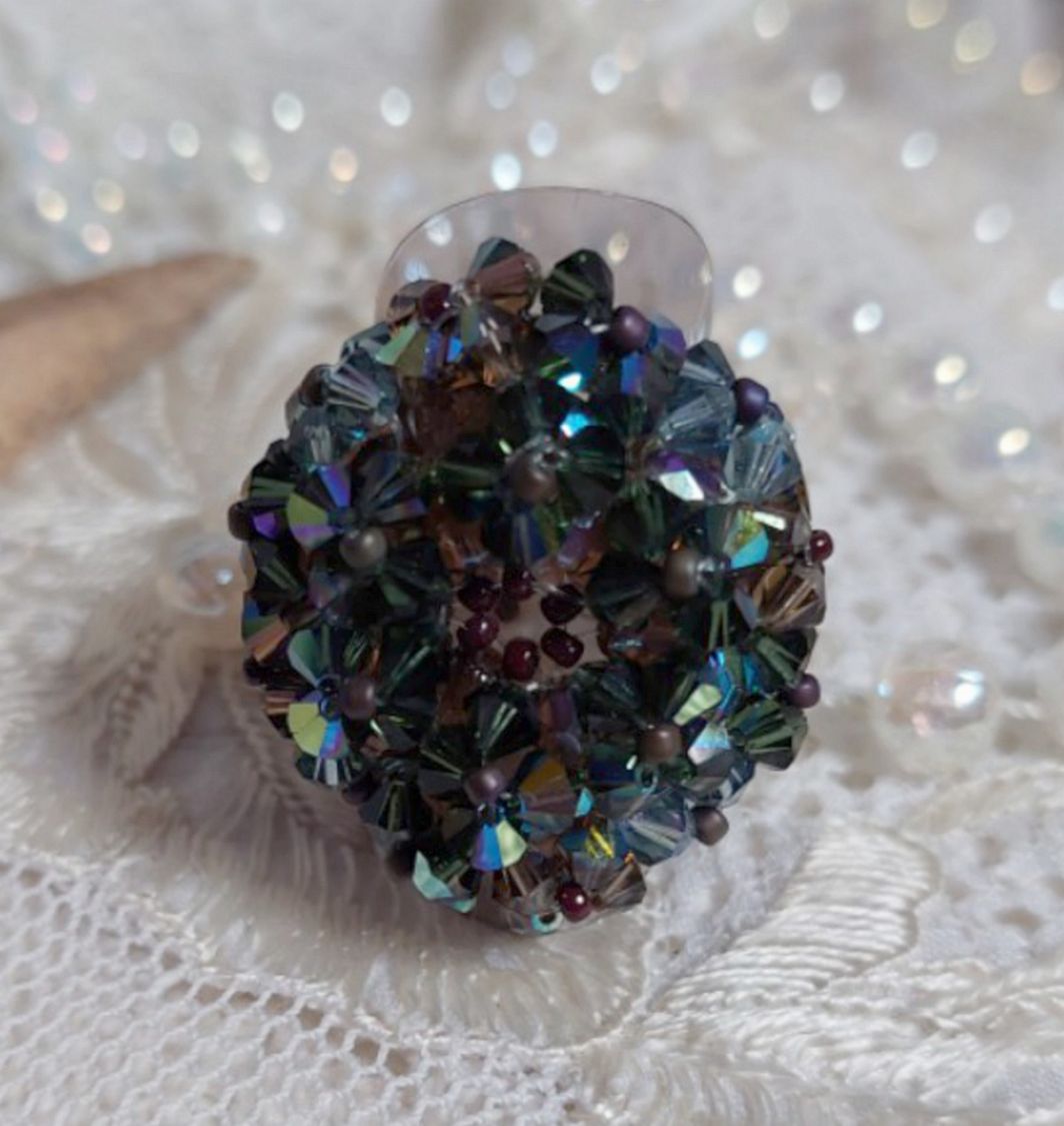 Lang brun Picasso-ring laget med fasettert og buntet Swarovski-krystall i brun, indisk safir og turmalin i AB-kvalitet med frøperler