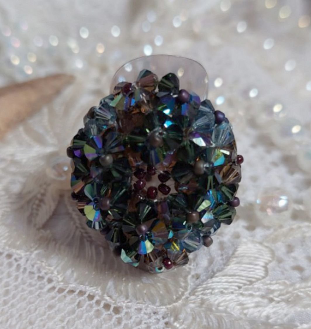 Lang brun Picasso-ring laget med fasettert og buntet Swarovski-krystall i brun, indisk safir og turmalin i AB-kvalitet med frøperler