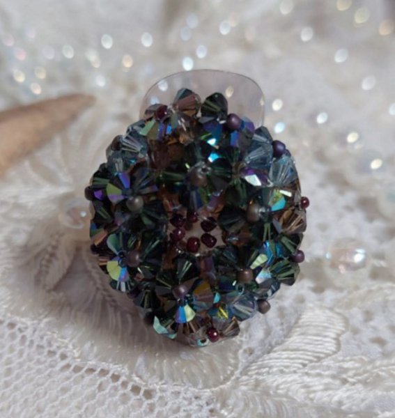 Lang brun Picasso-ring laget med fasettert og buntet Swarovski-krystall i brun, indisk safir og turmalin i AB-kvalitet med fr&oslash;perler