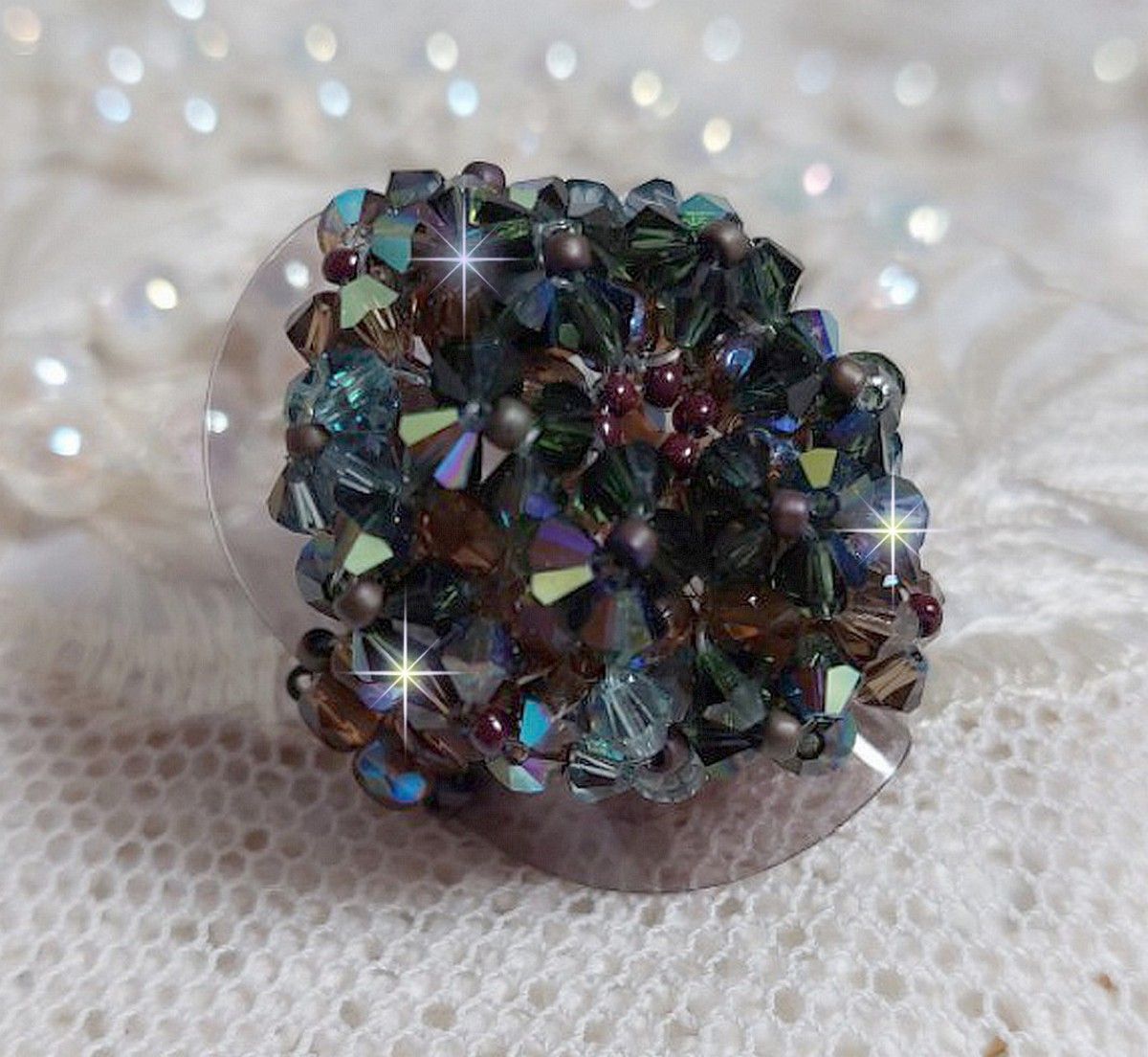 Lang brun Picasso-ring laget med fasettert og buntet Swarovski-krystall i brun, indisk safir og turmalin i AB-kvalitet med frøperler