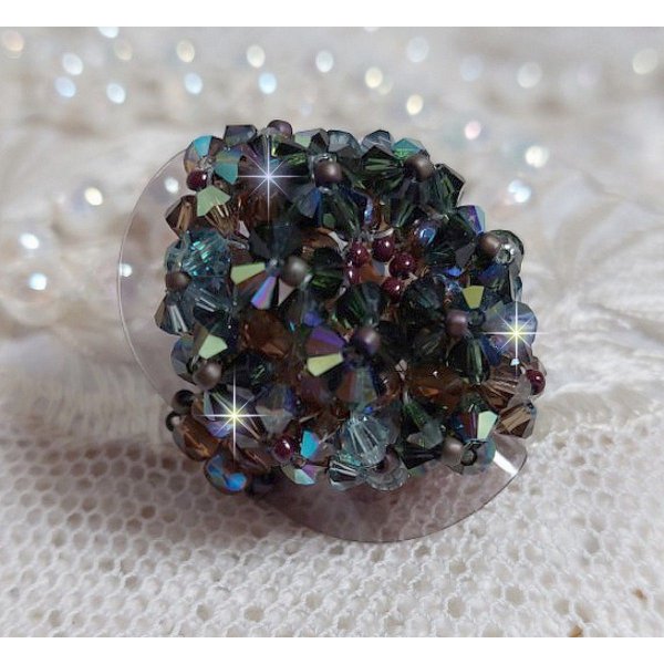 Lang brun Picasso-ring laget med fasettert og buntet Swarovski-krystall i brun, indisk safir og turmalin i AB-kvalitet med fr&oslash;perler