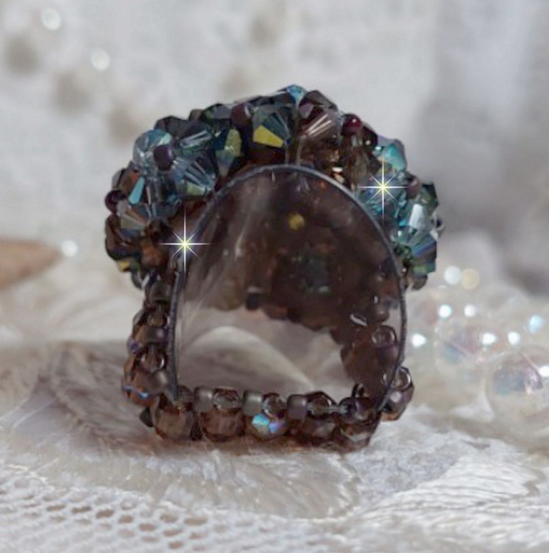 Lang brun Picasso-ring laget med fasettert og buntet Swarovski-krystall i brun, indisk safir og turmalin i AB-kvalitet med frøperler