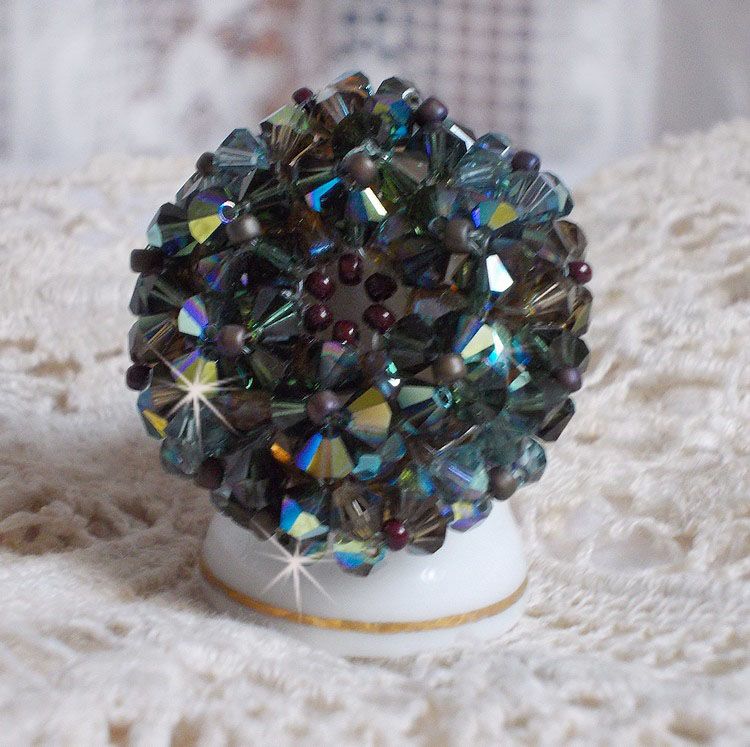 Lang brun Picasso-ring laget med fasettert og buntet Swarovski-krystall i brun, indisk safir og turmalin i AB-kvalitet med frøperler