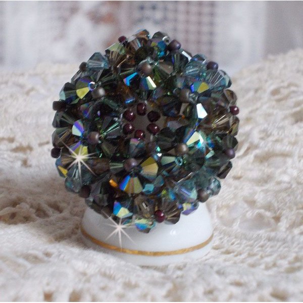 Lang brun Picasso-ring laget med fasettert og buntet Swarovski-krystall i brun, indisk safir og turmalin i AB-kvalitet med frøperler