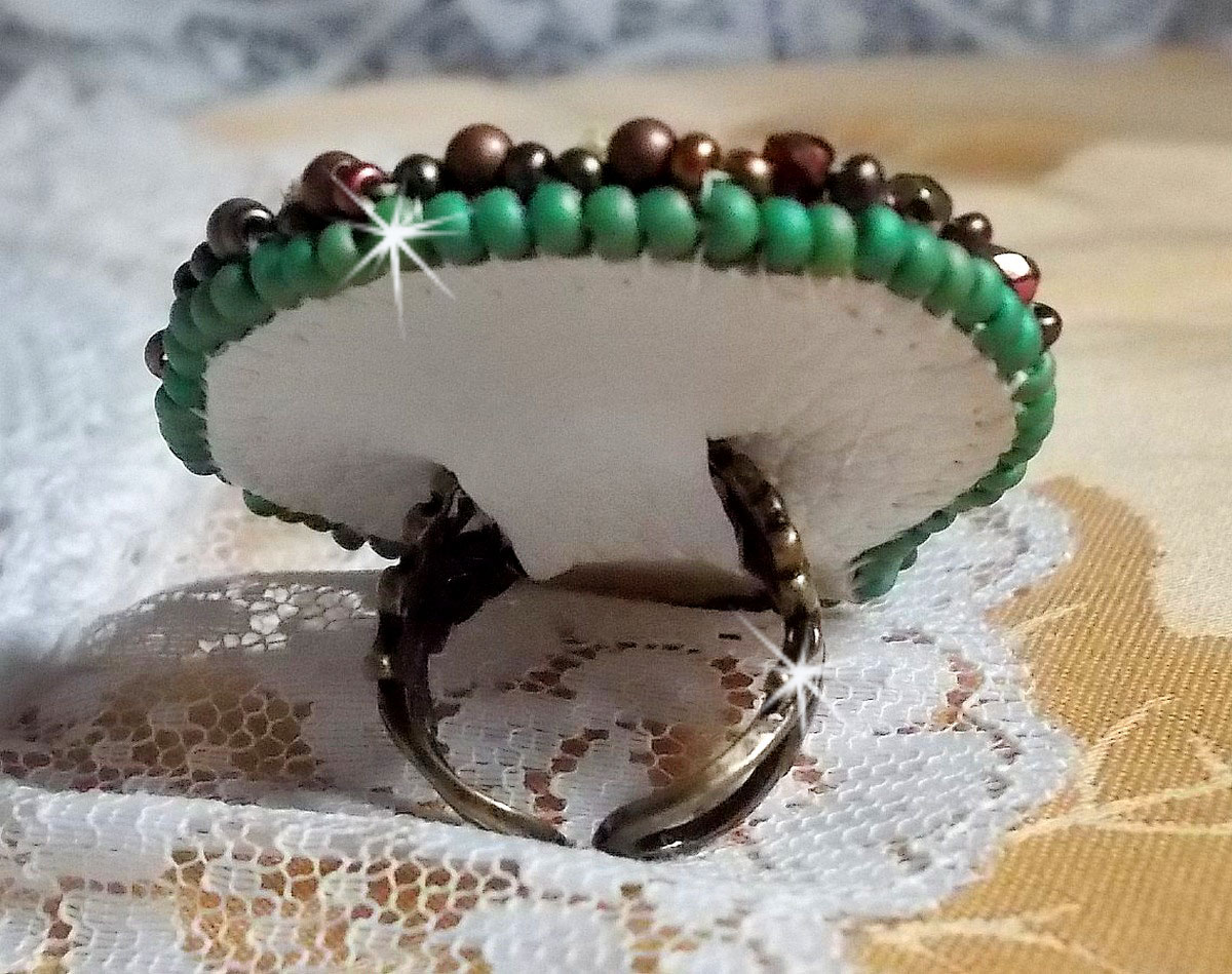 Venetiansk månering brodert med kameleonfarget silkebånd, Swarovski-krystaller, forskjellige perler og frøperler