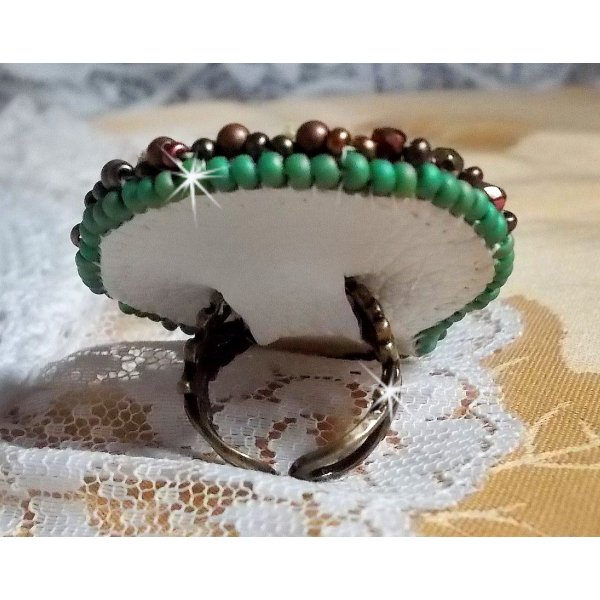 Venetiansk m&aring;nering brodert med kameleonfarget silkeb&aring;nd, Swarovski-krystaller, forskjellige perler og fr&oslash;perler