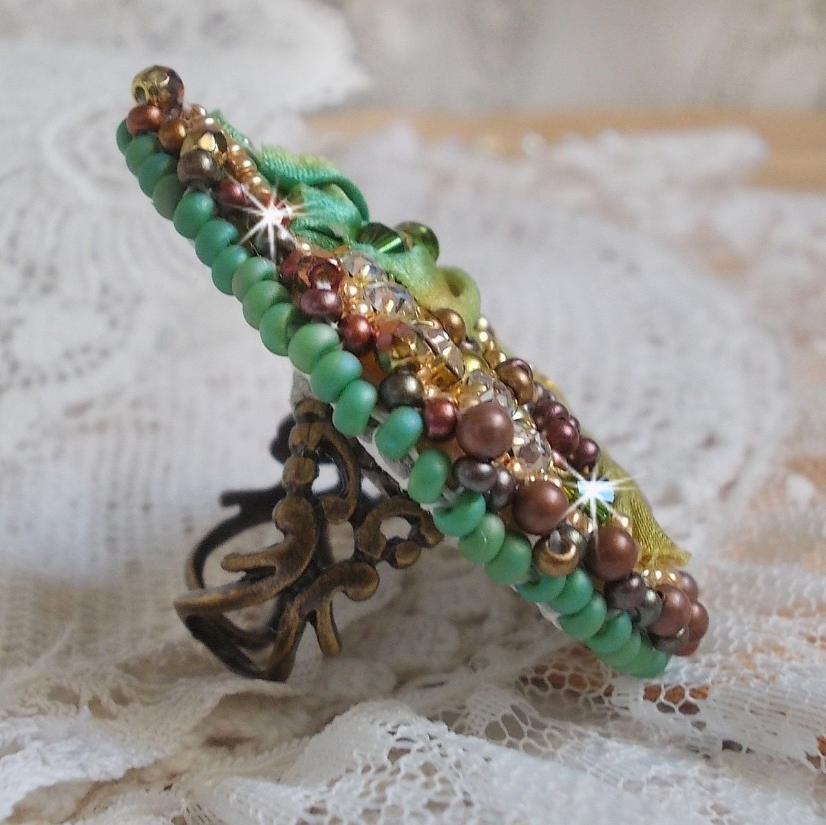 Venetiansk månering brodert med kameleonfarget silkebånd, Swarovski-krystaller, forskjellige perler og frøperler