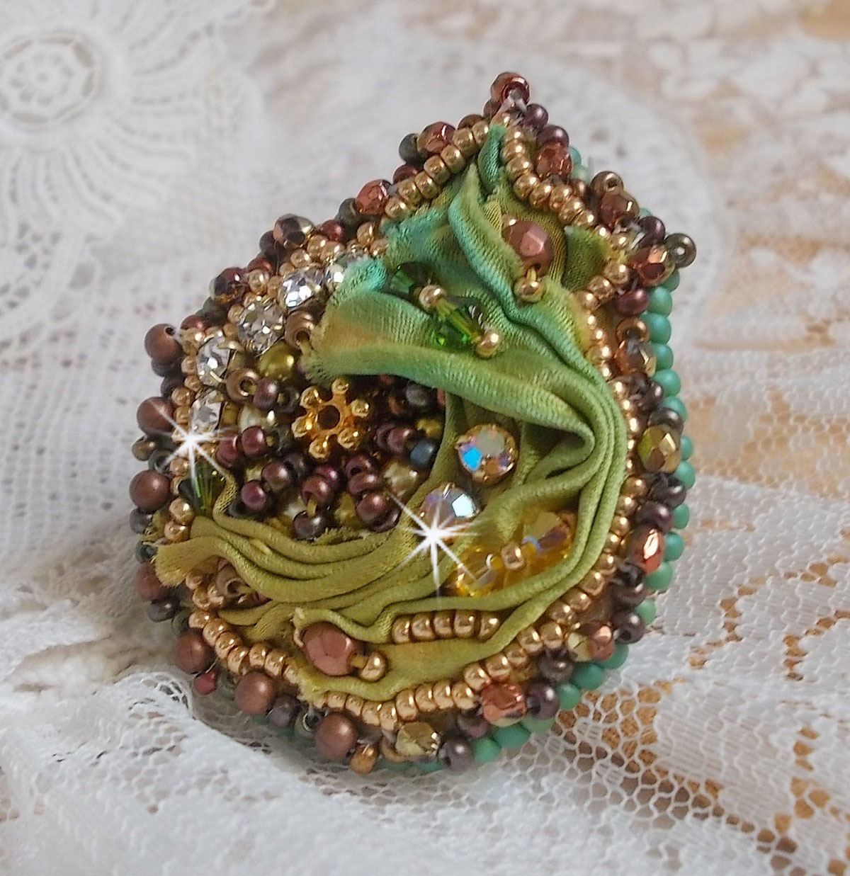 Venetiansk månering brodert med kameleonfarget silkebånd, Swarovski-krystaller, forskjellige perler og frøperler