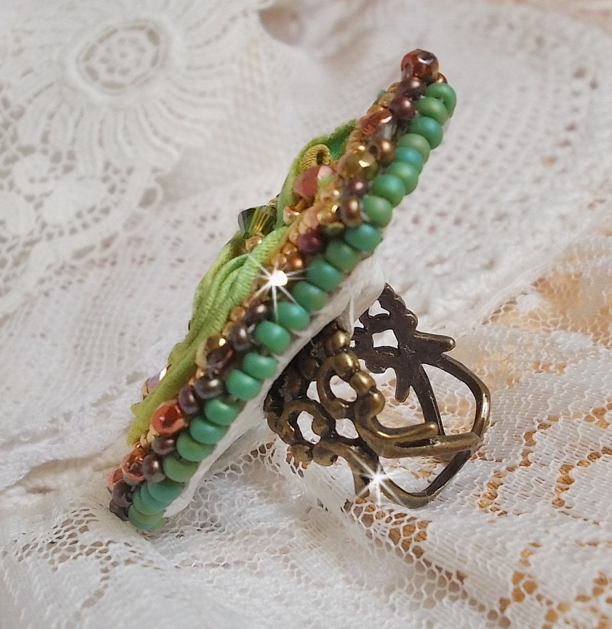 Venetiansk månering brodert med kameleonfarget silkebånd, Swarovski-krystaller, forskjellige perler og frøperler