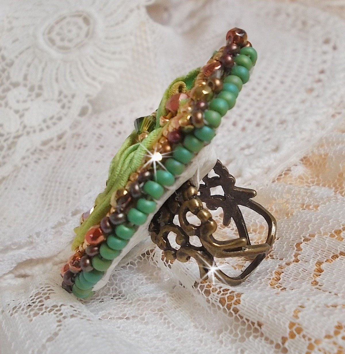 Venetiansk månering brodert med kameleonfarget silkebånd, Swarovski-krystaller, forskjellige perler og frøperler