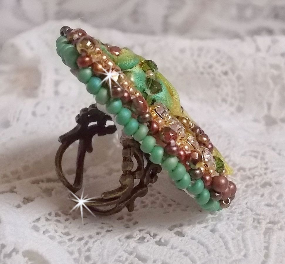 Venetiansk månering brodert med kameleonfarget silkebånd, Swarovski-krystaller, forskjellige perler og frøperler