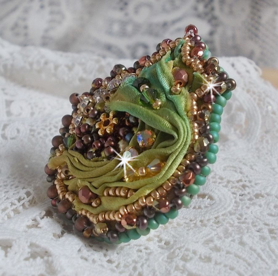 Venetiansk månering brodert med kameleonfarget silkebånd, Swarovski-krystaller, forskjellige perler og frøperler