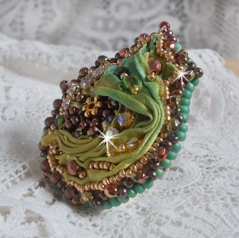 Venetiansk månering brodert med kameleonfarget silkebånd, Swarovski-krystaller, forskjellige perler og frøperler