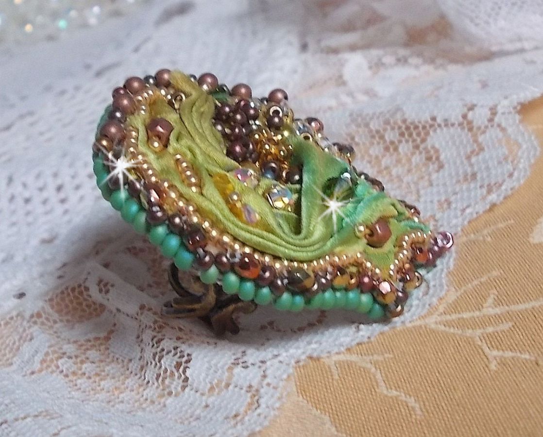 Venetiansk månering brodert med kameleonfarget silkebånd, Swarovski-krystaller, forskjellige perler og frøperler