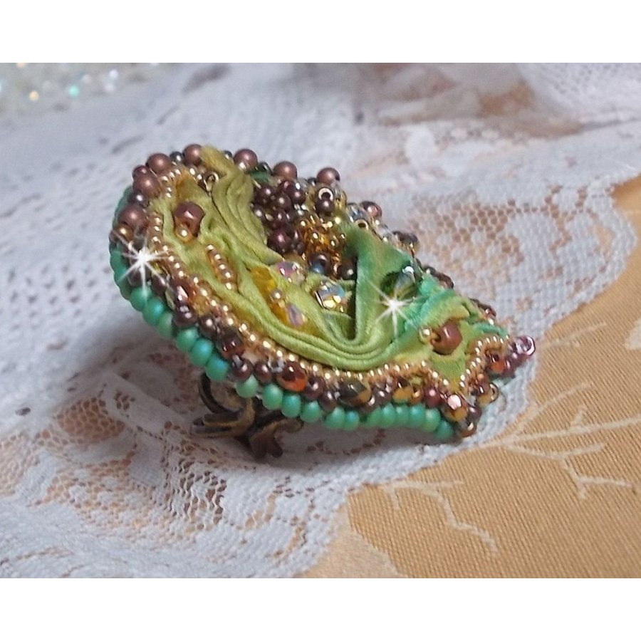 Venetiansk månering brodert med kameleonfarget silkebånd, Swarovski-krystaller, forskjellige perler og frøperler