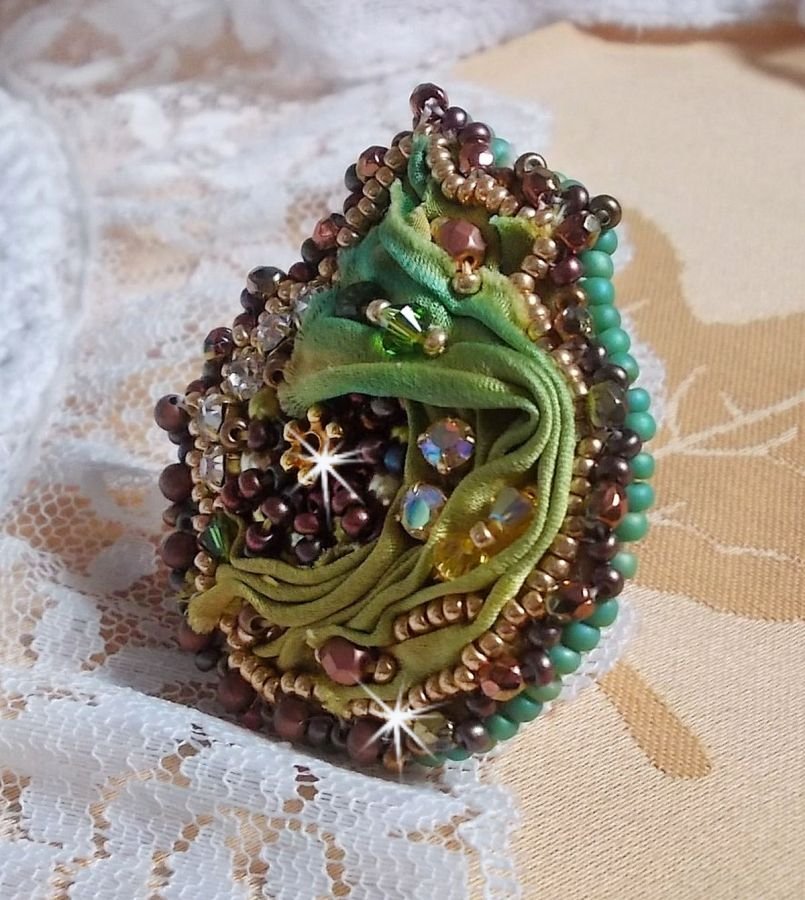 Venetiansk månering brodert med kameleonfarget silkebånd, Swarovski-krystaller, forskjellige perler og frøperler