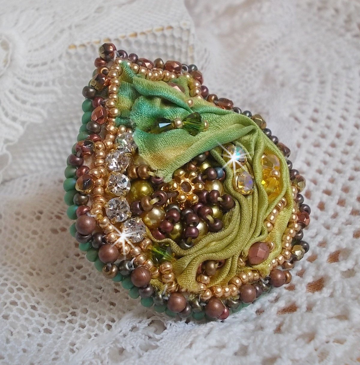 Venetiansk månering brodert med kameleonfarget silkebånd, Swarovski-krystaller, forskjellige perler og frøperler