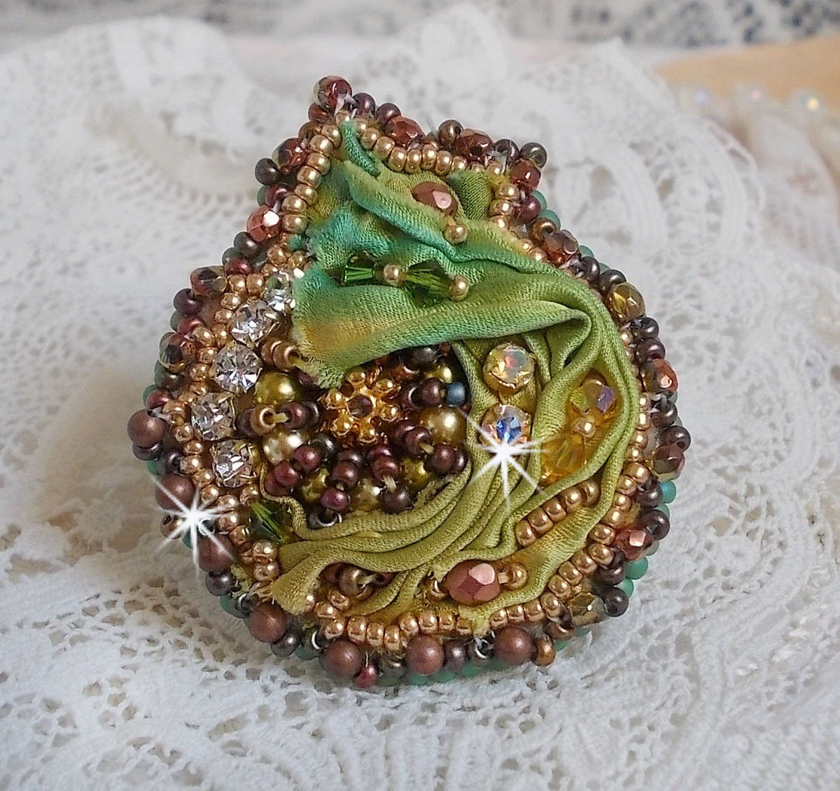 Venetiansk månering brodert med kameleonfarget silkebånd, Swarovski-krystaller, forskjellige perler og frøperler