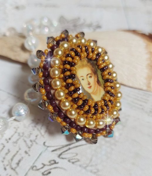 Mme de Pompadour-ring brodert med perleperler, Swarovski-krystall, en veldig vakker forf&oslash;ring