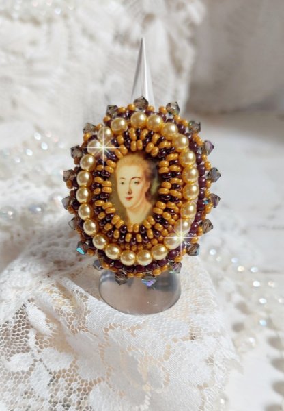 Mme de Pompadour-ring brodert med perleperler, Swarovski-krystall, en veldig vakker forf&oslash;ring