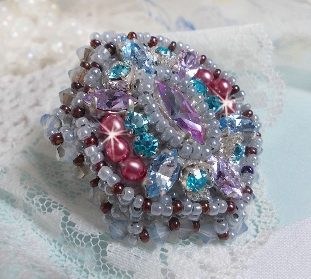 Mademoiselle Bluse ring brodert med Swarovski-krystaller og vakre perler av kvalitet