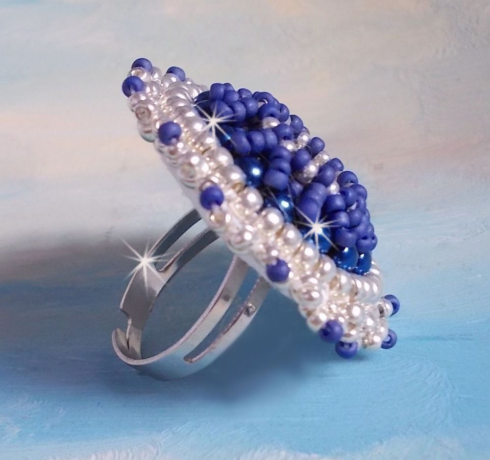 Marineblå ring brodert med Swarovski-krystall, runde perler og Miyuki seed perler