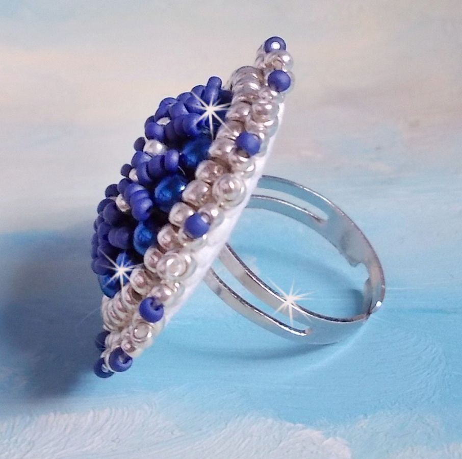 Marineblå ring brodert med Swarovski-krystall, runde perler og Miyuki seed perler
